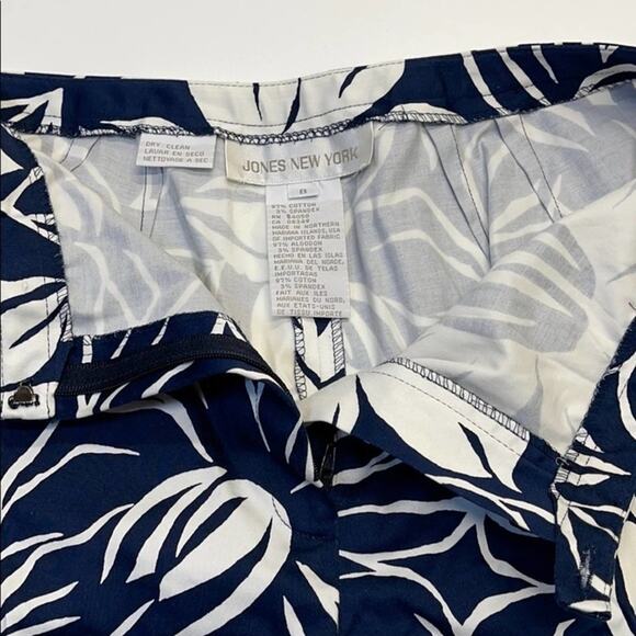 JONES NEW YORK Womens 8 Blue White Floral Capri - Picture 2 of 3